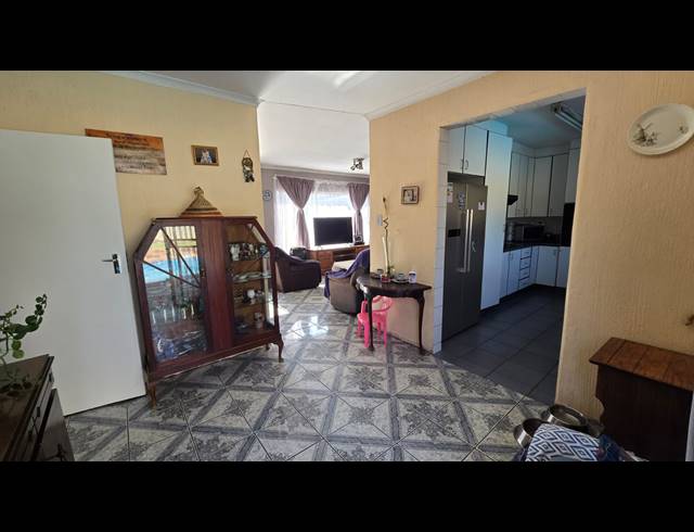 3 BEDROOM FREEHOLD FOR SALE IN BRACKENDOWNS